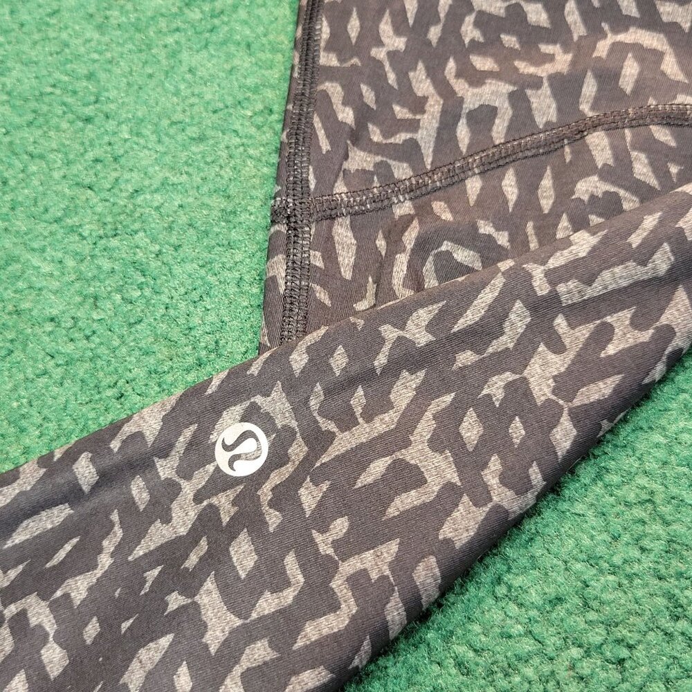 Lululemon Womens Performance Capri Legging Sz 4 Luxtreme Black Geo Print Zip Poc - Picture 7 of 9